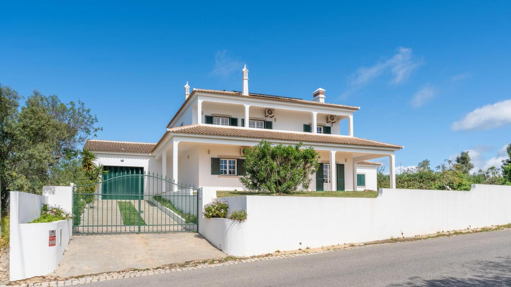 Sunny & Calm 4 Bdr House W/ Pool By Lovelystay Santo Estevao  Bagian luar foto