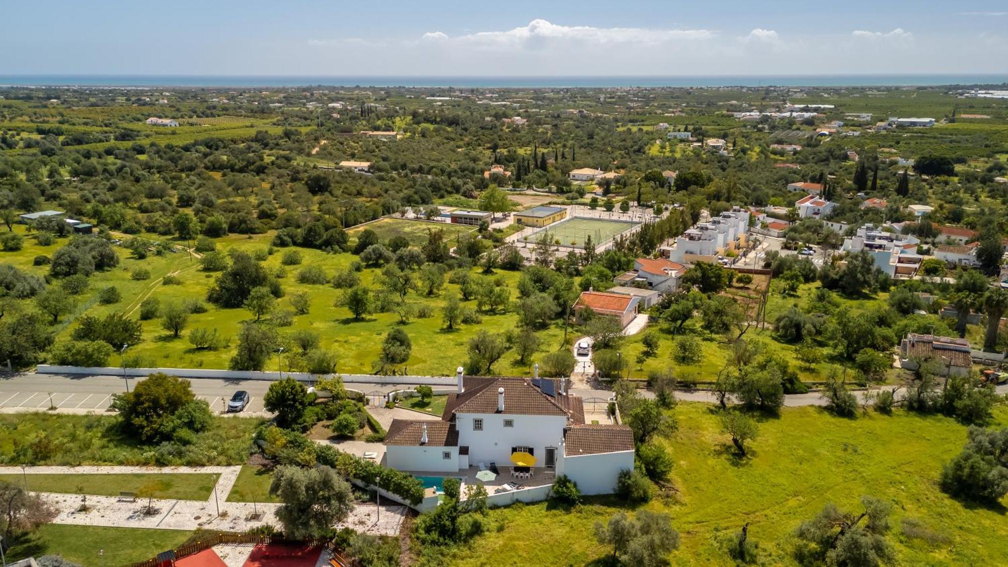 Sunny & Calm 4 Bdr House W/ Pool By Lovelystay Santo Estevao  Bagian luar foto