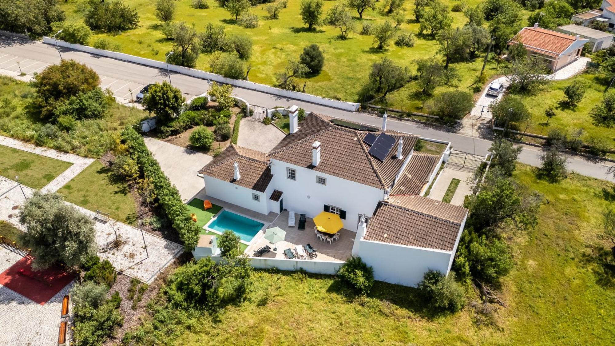 Sunny & Calm 4 Bdr House W/ Pool By Lovelystay Santo Estevao  Bagian luar foto