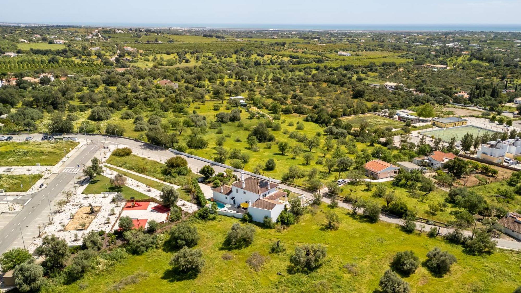 Sunny & Calm 4 Bdr House W/ Pool By Lovelystay Santo Estevao  Bagian luar foto