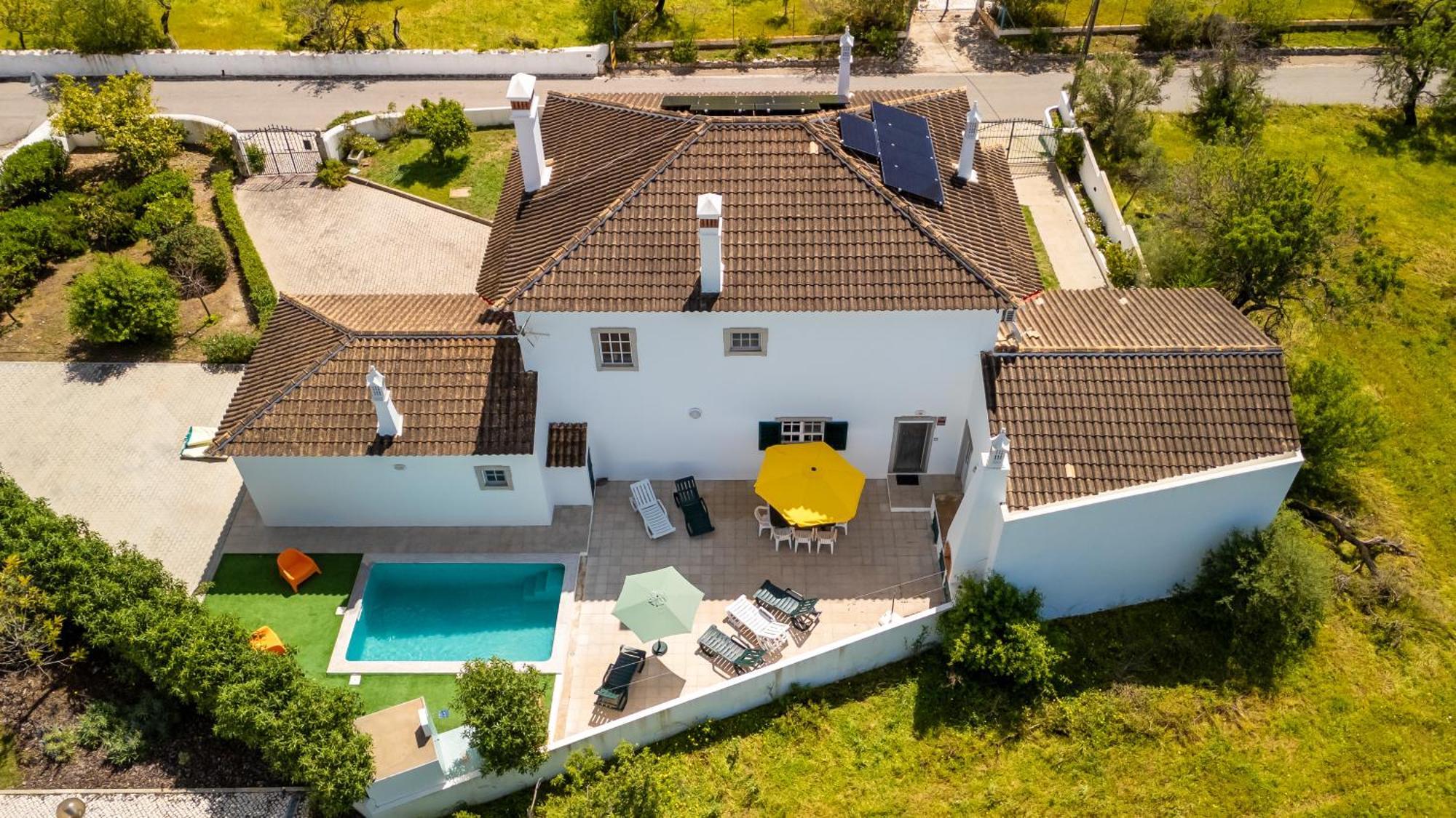 Sunny & Calm 4 Bdr House W/ Pool By Lovelystay Santo Estevao  Bagian luar foto